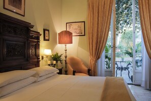 Minibar, in-room safe, desk, iron/ironing board - Hotel Villa Liana (Florence)