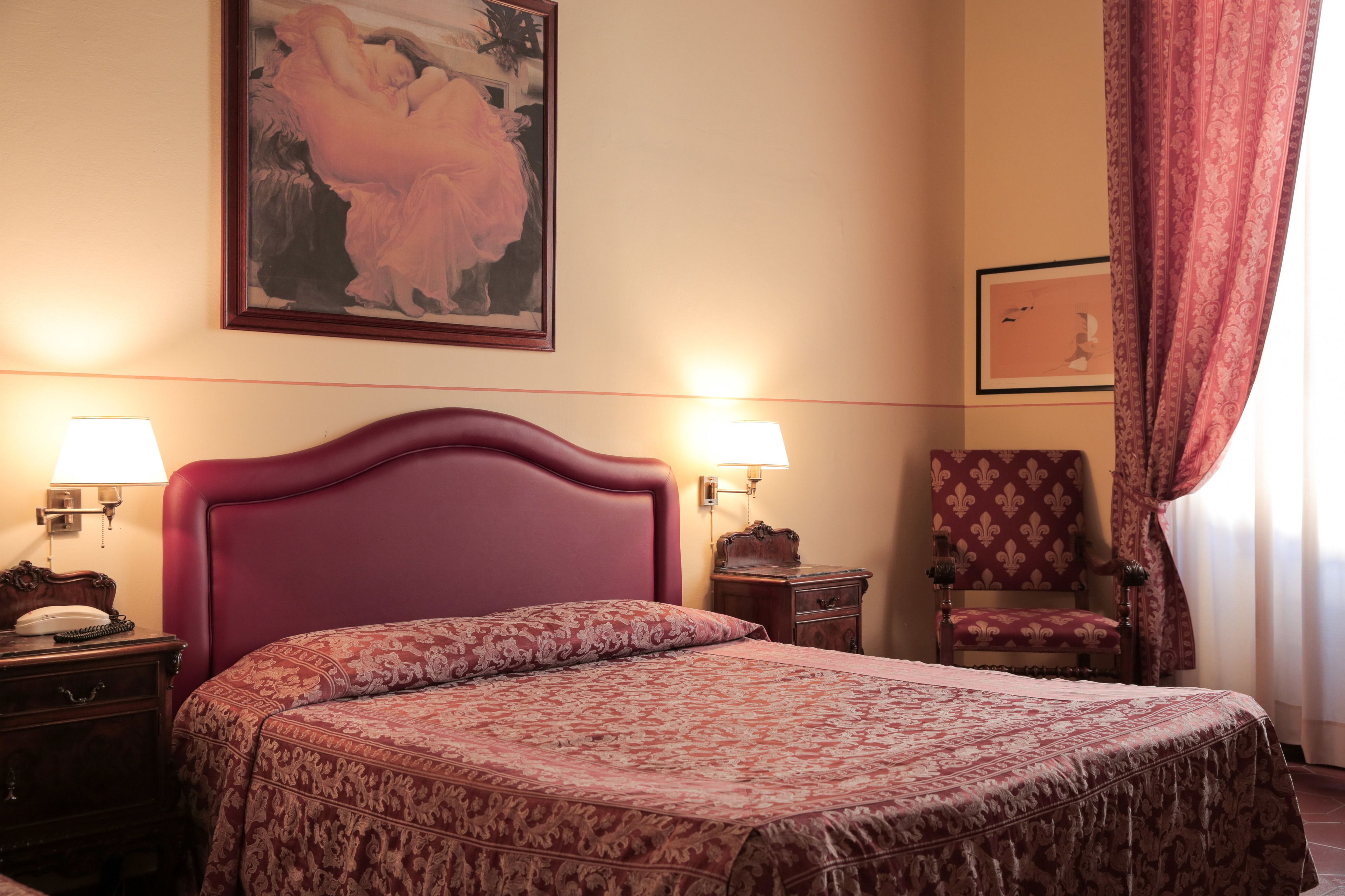 Bar mini, peti besi dalam bilik, meja, seterika/papan seterika 