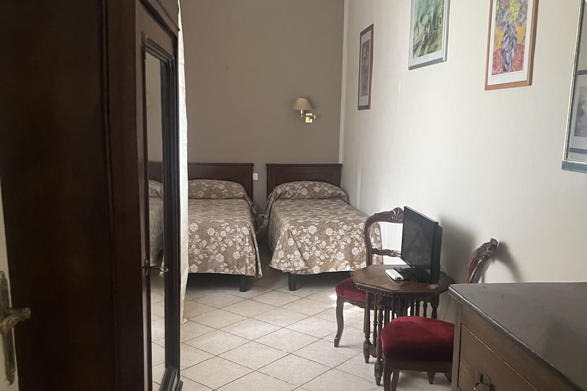 Familieleilighet, anneks | Minibar, safe på rommet, skrivebord og strykejern/-brett