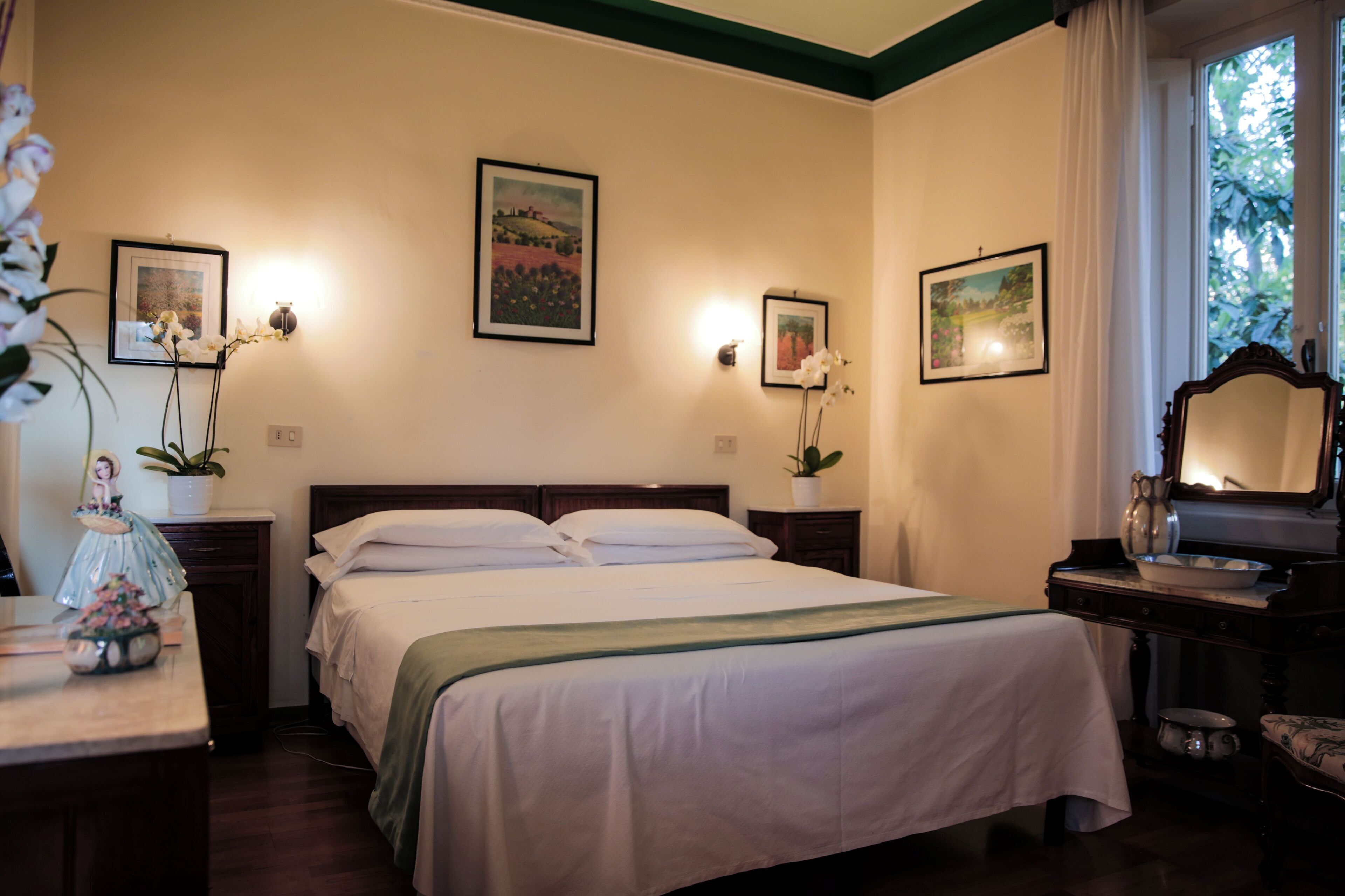 Bar mini, peti besi dalam bilik, meja, seterika/papan seterika 