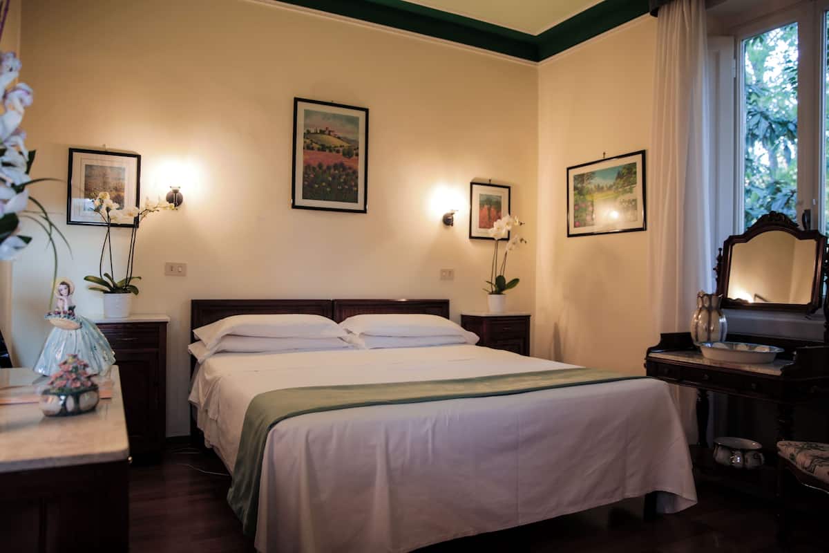 Frigobar, cofres nos quartos, escrivaninha