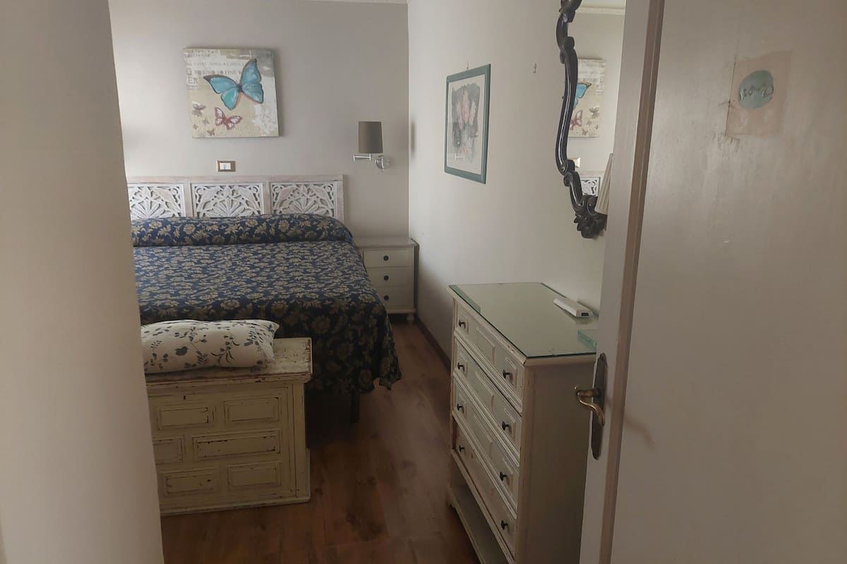 Habitación familiar | Minibar, caja de seguridad en la habitación y escritorio