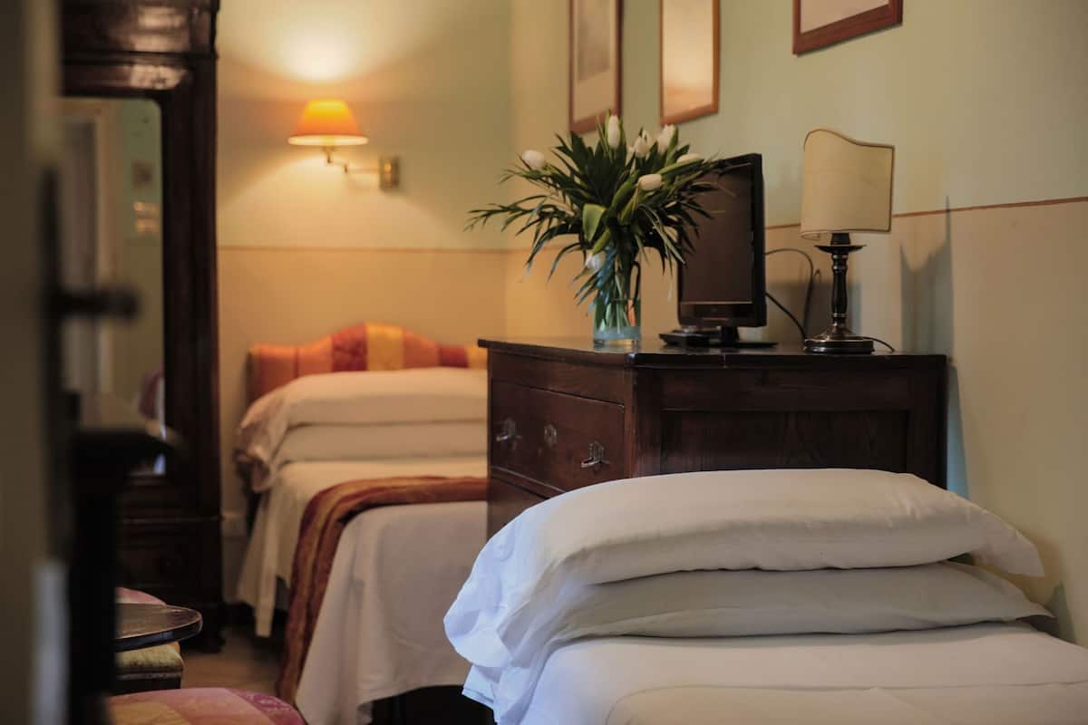 Minibar, safe på rommet, skrivebord og strykejern/-brett