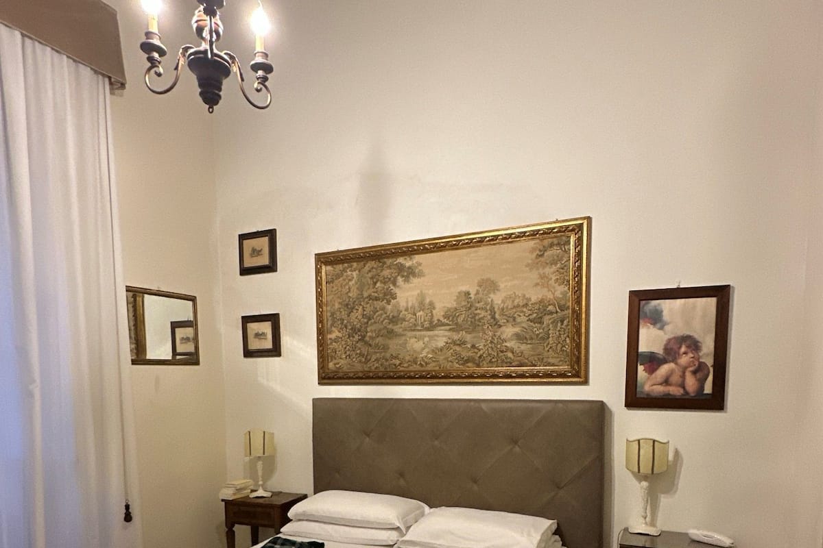 Habitación clásica con 1 cama matrimonial o 2 individuales | Minibar, caja de seguridad en la habitación y escritorio