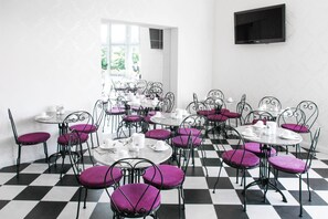 Petit déjeuner buffet servi tous les jours en supplément