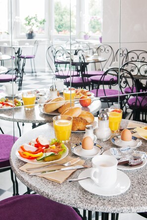 Se ofrece un desayuno bufé todos los días (por un coste adicional)
