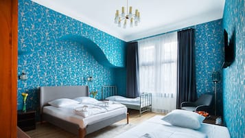 Vierpersoonskamer, 2 tweepersoonsbedden | Individueel gemeubileerd, een bureau, een strijkplank/strijkijzer