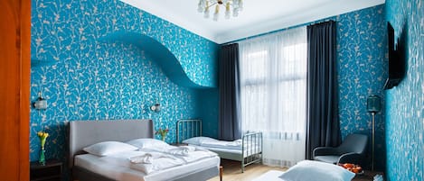 Habitación cuádruple, 2 camas matrimoniales | Muebles diferentes, escritorio y tabla de planchar con plancha