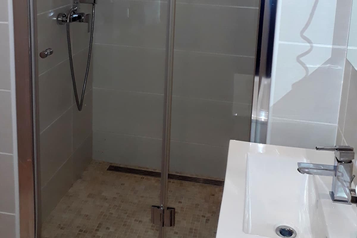 Economy eenpersoonskamer, gedeelde badkamer | Individueel gemeubileerd, een bureau, een strijkplank/strijkijzer