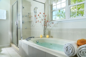 Suite, 1 cama de matrimonio grande con sofá cama, baño privado, vistas a la colina (Antares Suites) | Bañera de hidromasaje
