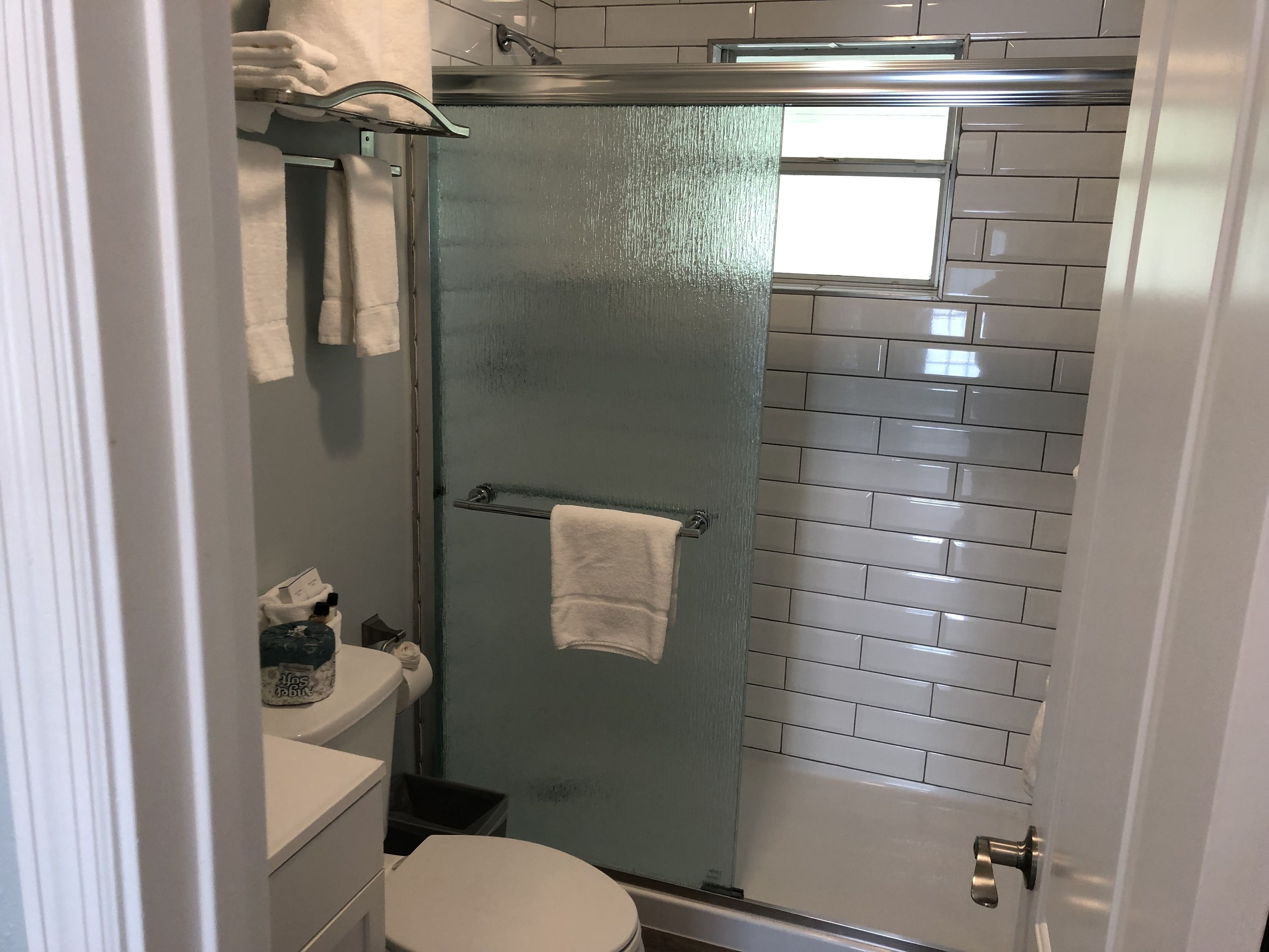 Une salle de bain avec une douche, des toilettes et un lavabo.