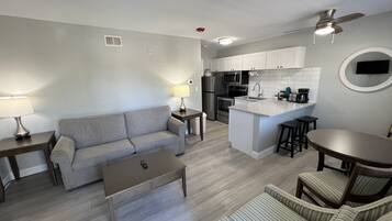 Suite - 1 soveværelse - køkken - ved sø | 1 soveværelse, premium-sengetøj, senge med topmadrasser