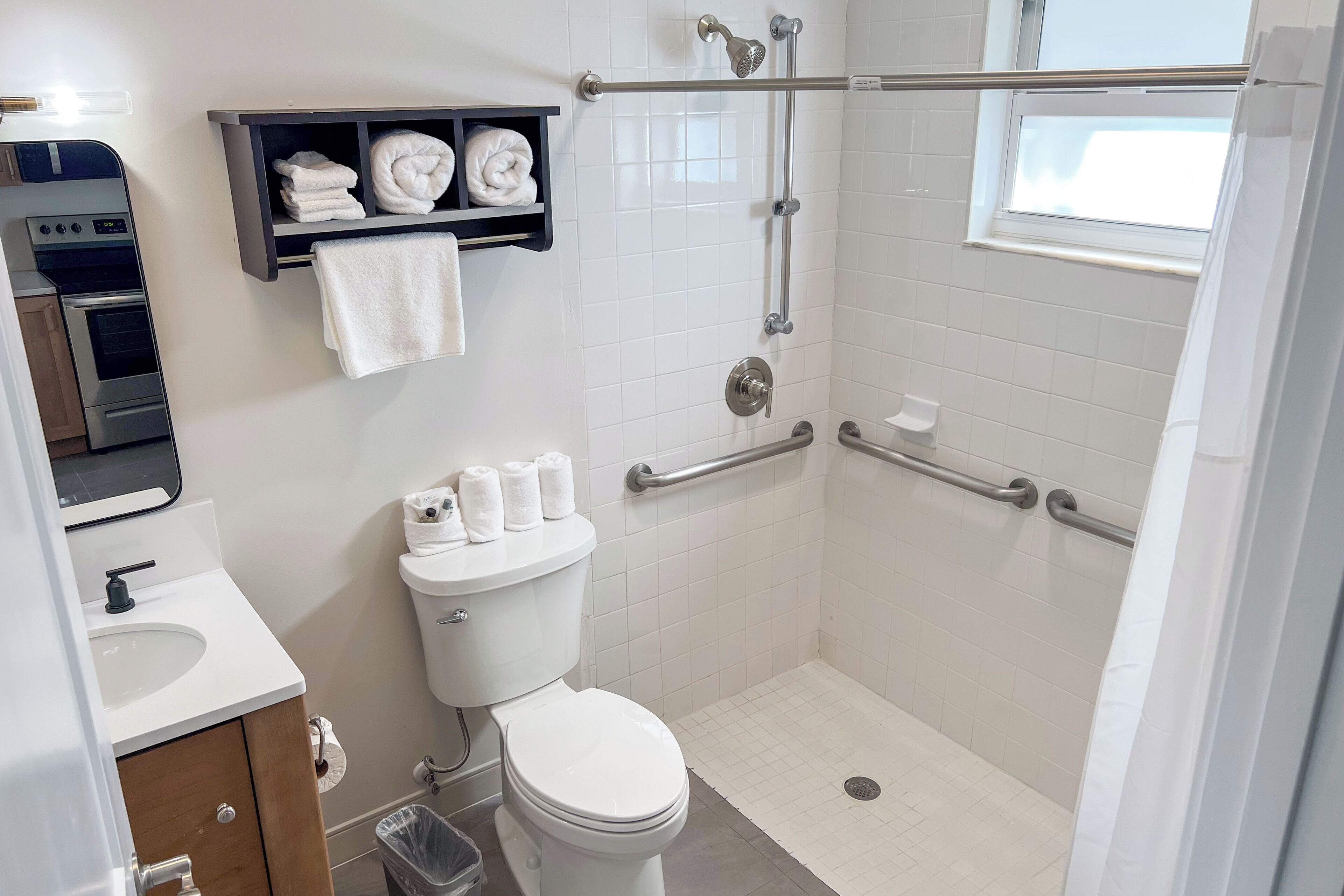 Un baño moderno con inodoro, lavabo y zona de ducha.