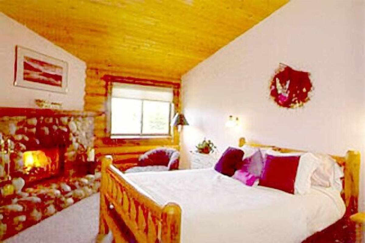 Rendezvous Room | Down duvets, free WiFi, individually decorated, bed sheets