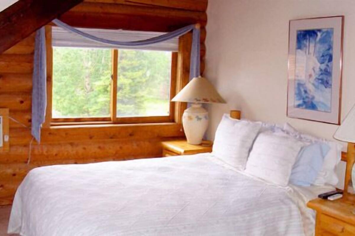 High Country Room | Down duvets, free WiFi, individually decorated, bed sheets