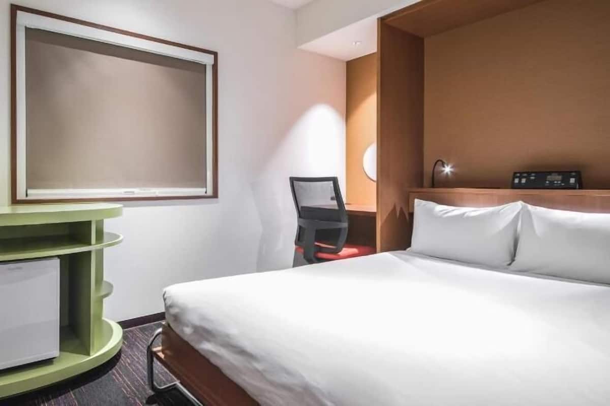 Premium bedding, down comforters, desk, blackout drapes