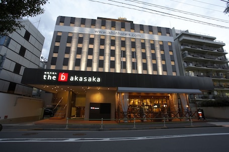 Exterior. the b akasaka