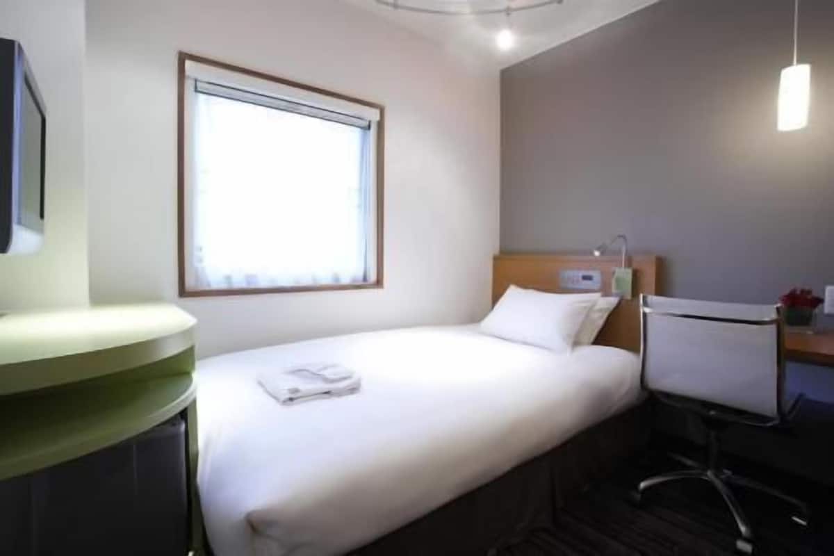 Premium bedding, down comforters, desk, blackout drapes