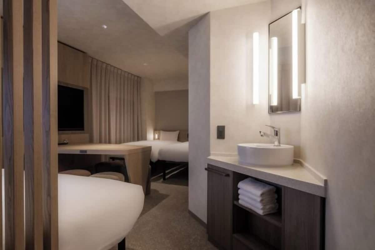 1 bedroom, premium bedding, down duvets, desk