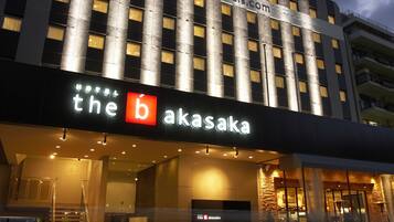 Mặt tiền nơi lưu trú - ban đêm