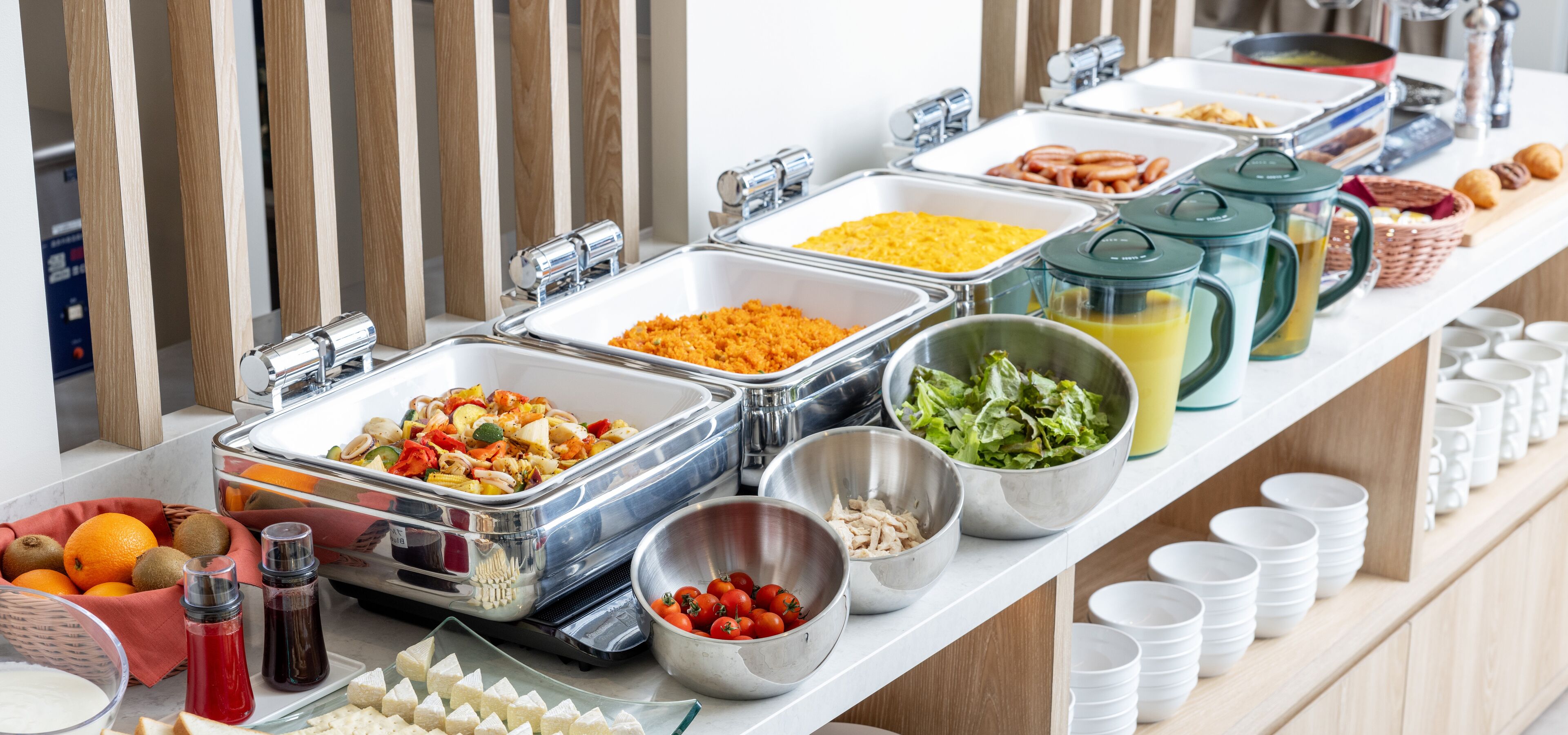 بوفيه فطور يوميًا بتكلفة قدرها (1650 JPY للشخص)