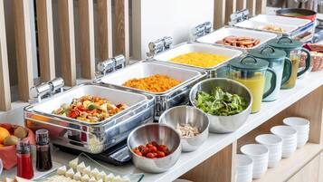 每日供应自助式早餐(每人 JPY 1650)