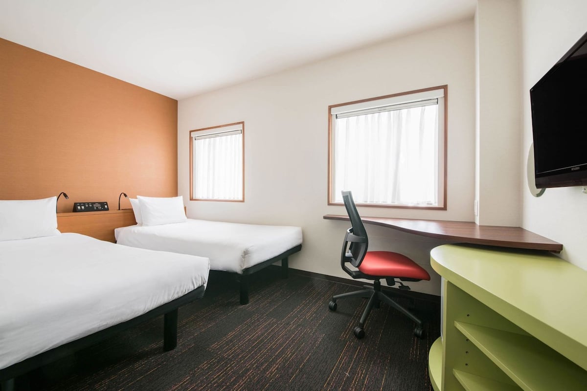 Premium bedding, down comforters, desk, blackout drapes