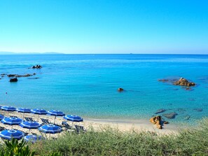 Private beach, sun-loungers, beach umbrellas, beach towels - Hôtel Cala di Sole (Ajaccio)