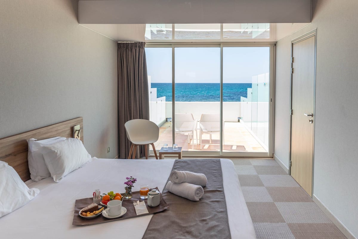 Premium bedding, in-room safe, blackout drapes, soundproofing