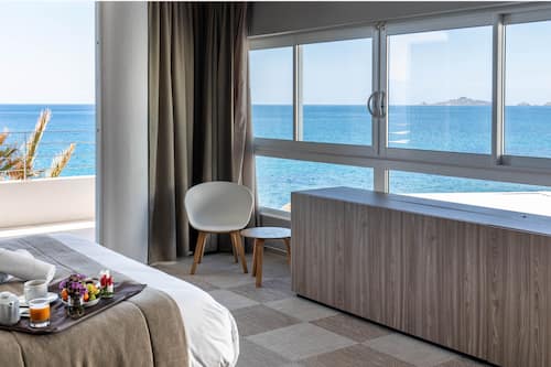 Habitación Deluxe doble | Ropa de cama de alta calidad, caja fuerte, cortinas opacas