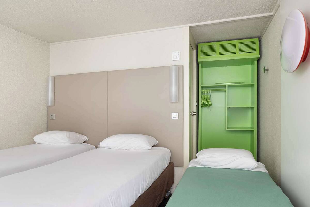 Phòng 2 giường đơn Tiêu chuẩn, 3 giường đơn | Bàn, bàn ủi/dụng cụ ủi quần áo, truy cập Internet không dây miễn phí 