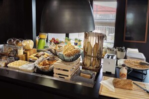 Daily buffet breakfast (EUR 14 per person) - Hôtel Morangis Orly (Morangis)