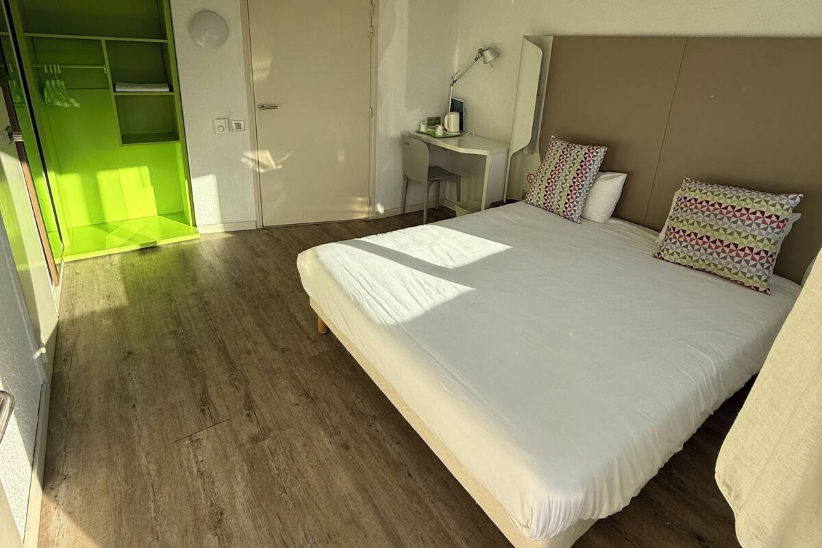 Standard Double Room, 1 King Bed, Roll-in Shower | Desk, iron/ironing board, free WiFi, bed sheets