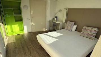 Bureau, fer et planche à repasser, Wi-Fi gratuit, draps fournis