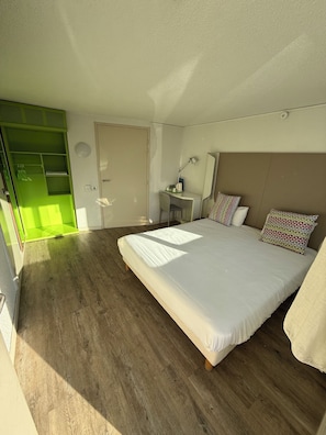 Standard Double Room, 1 King Bed, Roll-in Shower | Desk, iron/ironing board, free WiFi, bed sheets - Hôtel Morangis Orly (Morangis)