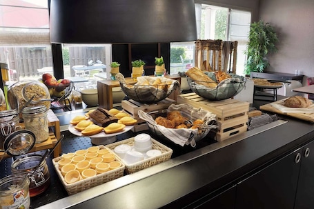 Daily buffet breakfast for a fee. Hôtel Morangis Orly
