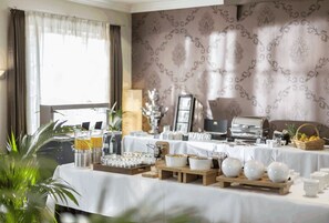 Frokostbuffé hver dag (mot et tillegg)