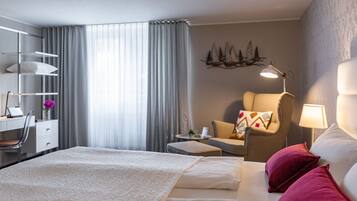 Quarto casal standard | Roupas de cama antialérgicas, edredons de pluma, cofres nos quartos