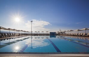 Indoor pool, seasonal outdoor pool, pool umbrellas, sun loungers - Hotel Admiral - Liburnia (Opatija)