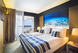 Minibar, caja de seguridad en la habitación y escritorio 