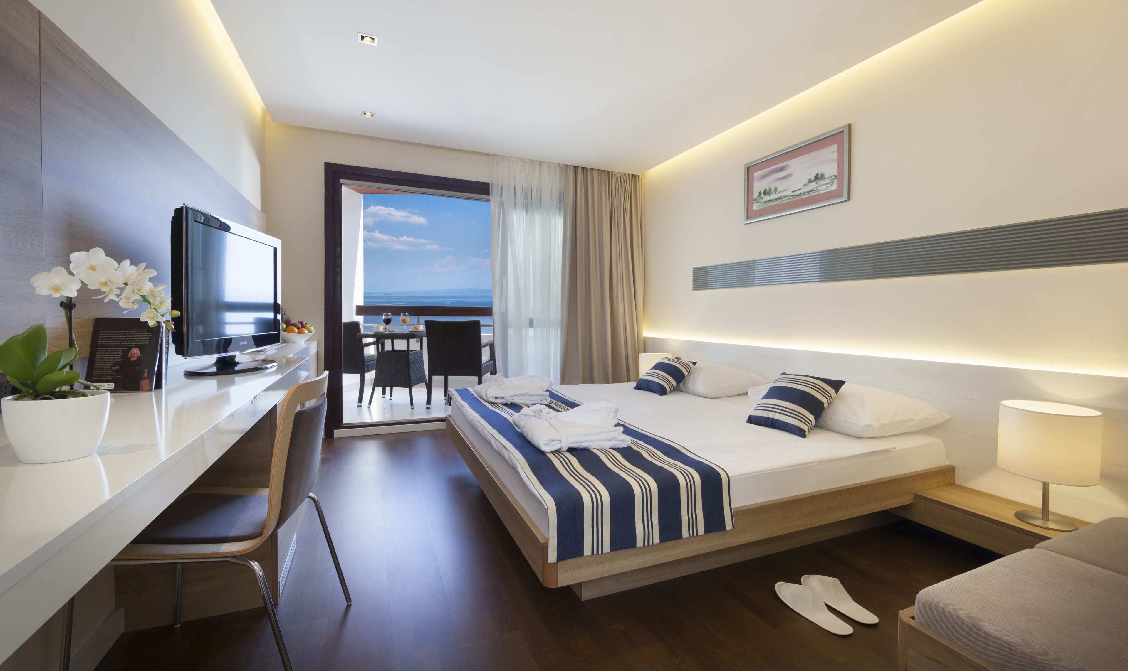 Minibar, in-room safe, desk, iron/ironing board