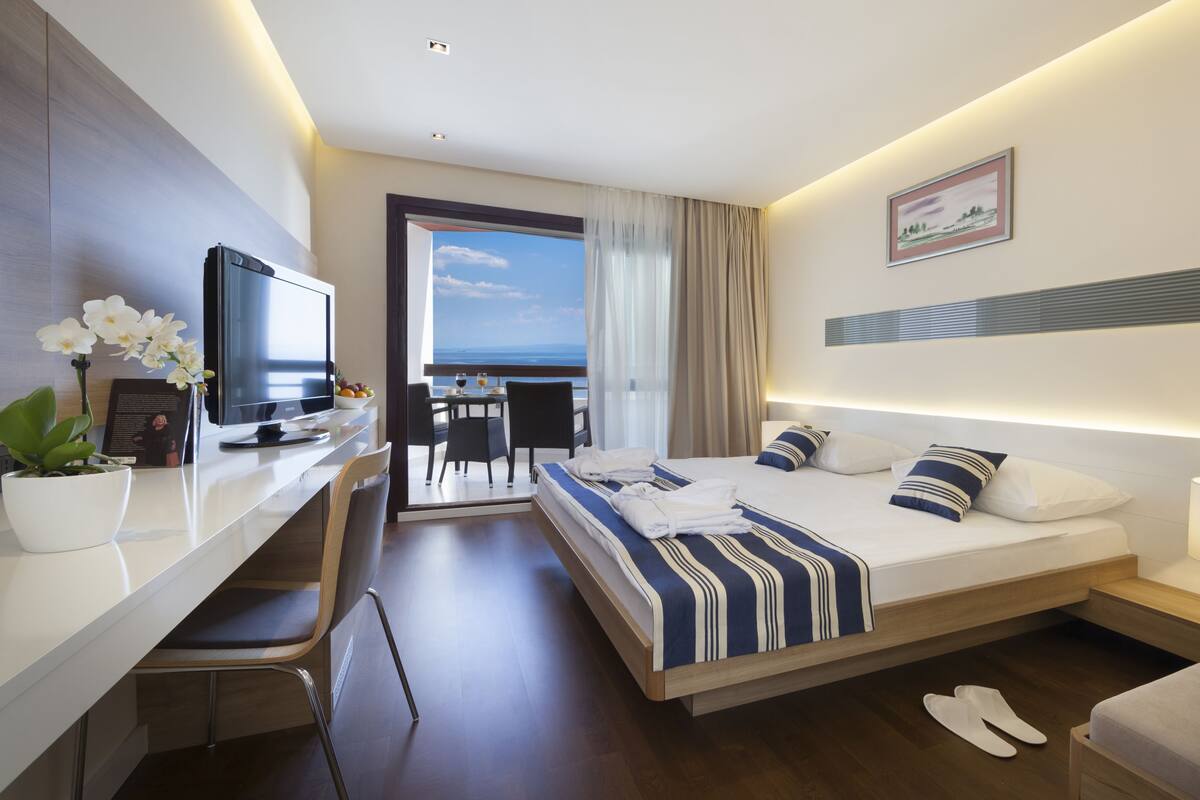 Minibar, in-room safe, desk, iron/ironing board