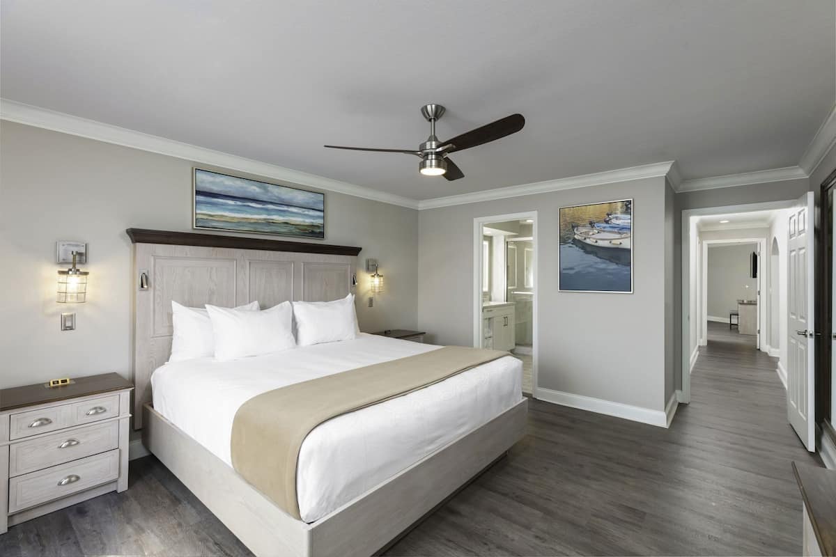 1 Schlafzimmer, Zimmersafe, Schreibtisch, Bügeleisen/Bügelbrett