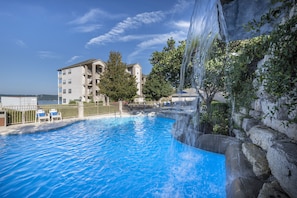 Alberca techada y alberca al aire libre