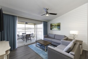 Deluxe Villa, 1 Yatak Odası, Göl Manzaralı | Oturma alanı | Kablolu TV kanalları bulunan 55 inç LED televizyon, televizyon 