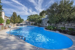 室內游泳池和室外游泳池