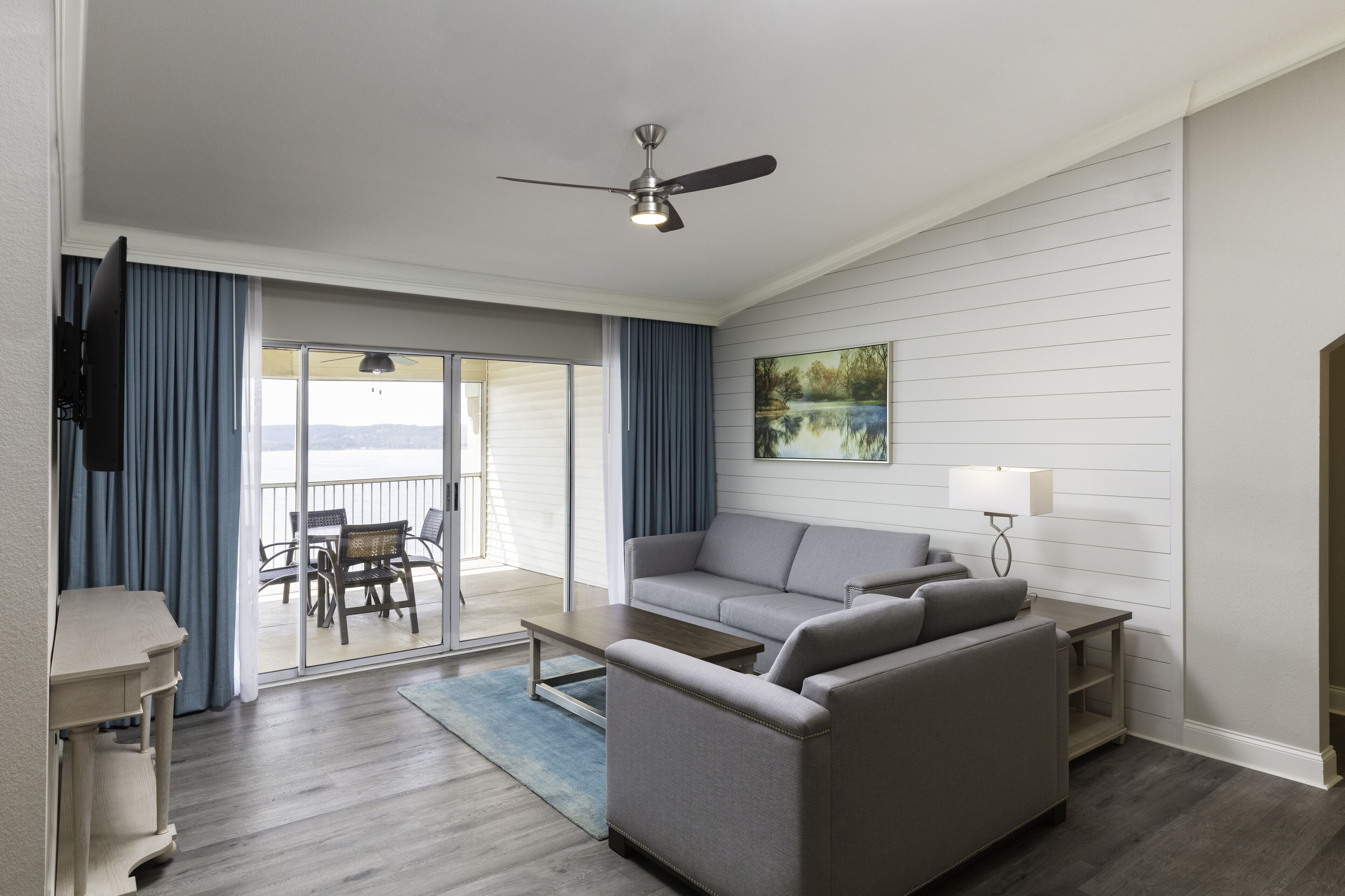 Vila, 2 quartos, vista para o lago | Área de estar | TV LED 55 polegadas com canais a cabo, TV, mesa de pingue-pongue