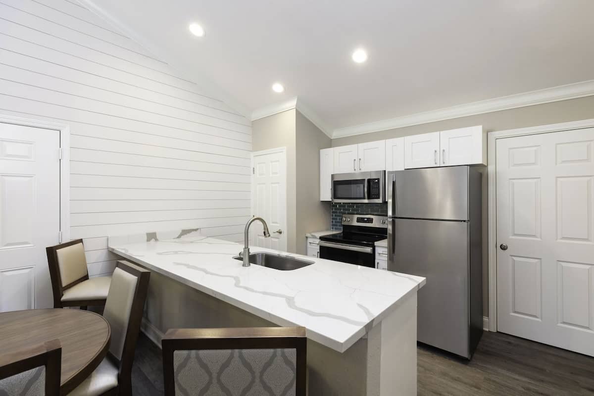 Eigene Küche | Kühlschrank, Mikrowelle, Ofen, Herdplatte