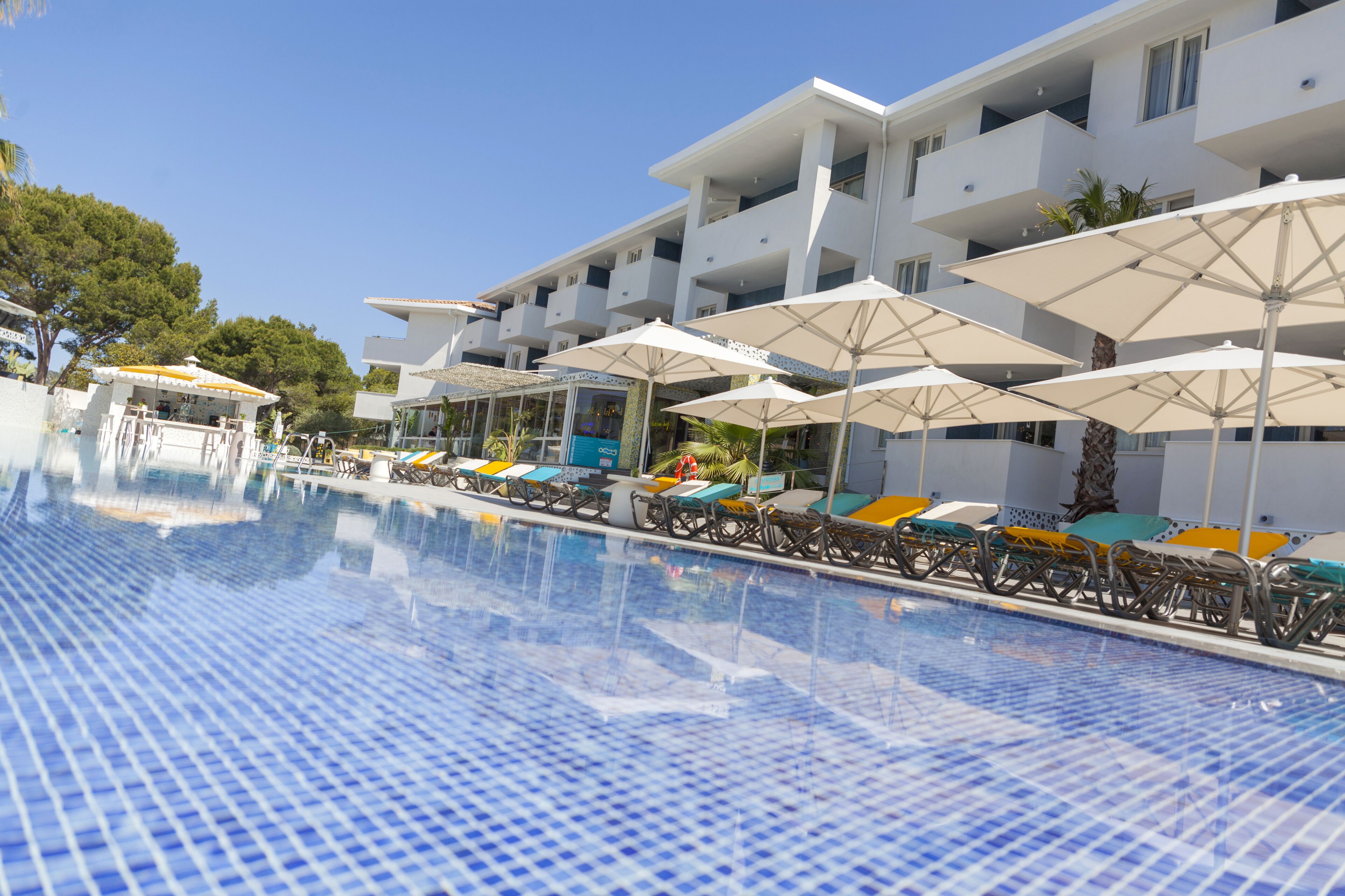 季節限定屋外プール、営業時間 10:00 ～ 20:00、プール パラソル、サンラウンジャー