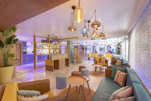 2 bares/lounges, bar molhado, bar ao lado da piscina